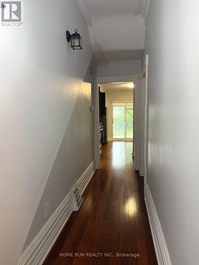 Building Photo - 191 Pretoria Ave