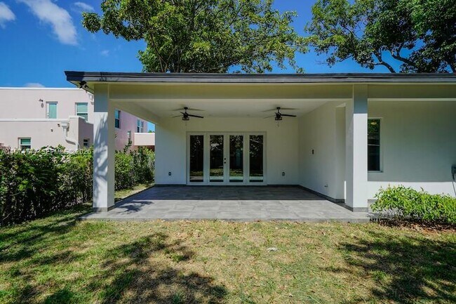 Foto del edificio - Northwest 24th Court, Miami, FL 33125 - 4 BR 3 BA single-family home