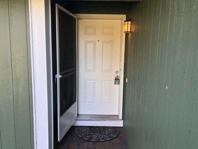 Building Photo - Updated 3 bedroom 2 bath house in Eugene! $500 OFF YOUR FIRST MONTH'S RENT!