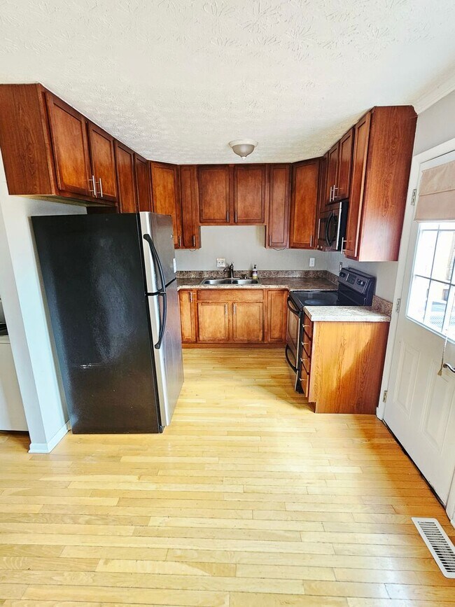 Foto del edificio - COMING SOON! 2BR Townhome in Clintonville near OSU – W/D, Parking, Pet Friendly