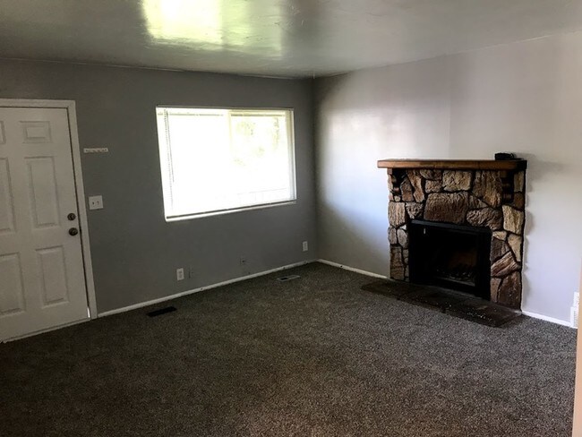Foto del edificio - Renovated 2 bed 1 bath in Salt Lake!!