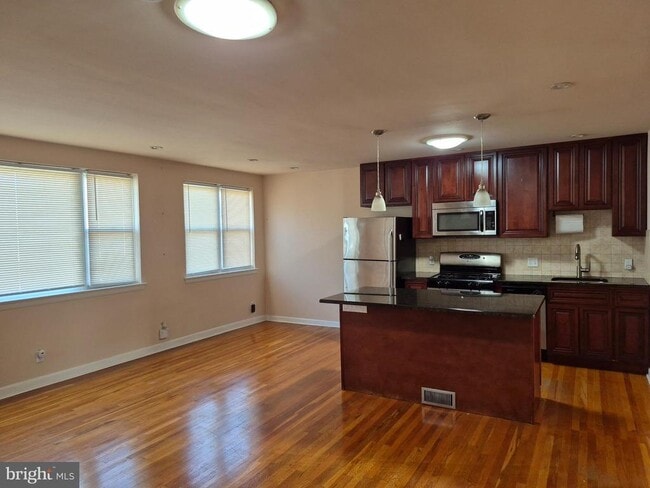 Building Photo - 7254 Mansfield Ave