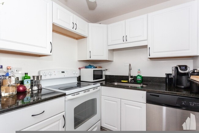 Building Photo - 2740 N Pine Grove Ave