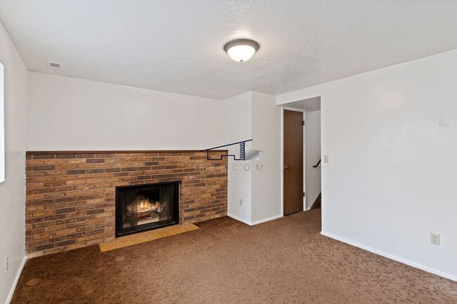 Building Photo - Roy Utah Twin Home for Lease!