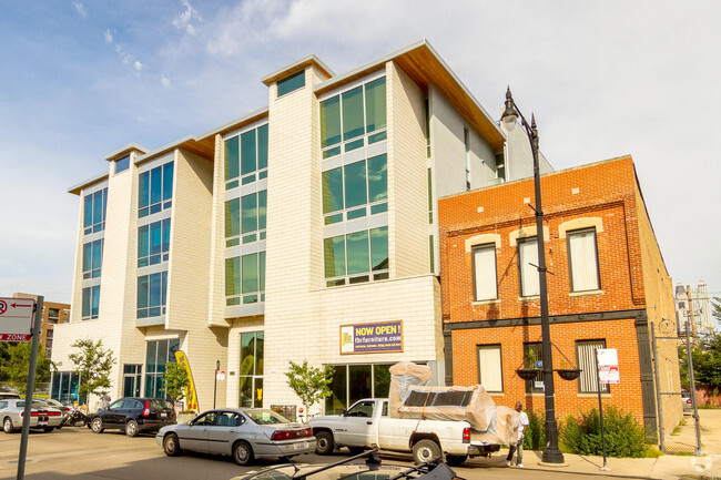 Primary Photo - 919 N Larrabee St