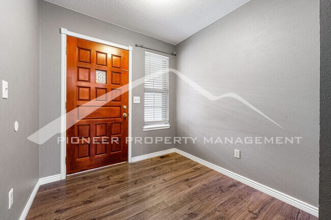 Building Photo - Gorgeous Home with Washer/Dryer and Centra...