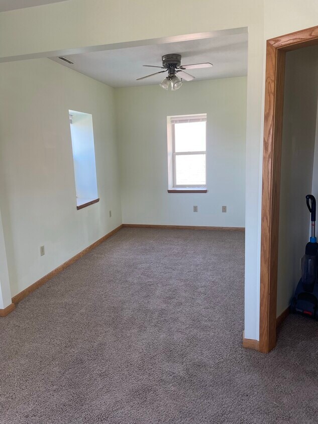 1251 E 38th St Unit Upstairs, Erie, PA 16504 Apartments in Erie, PA