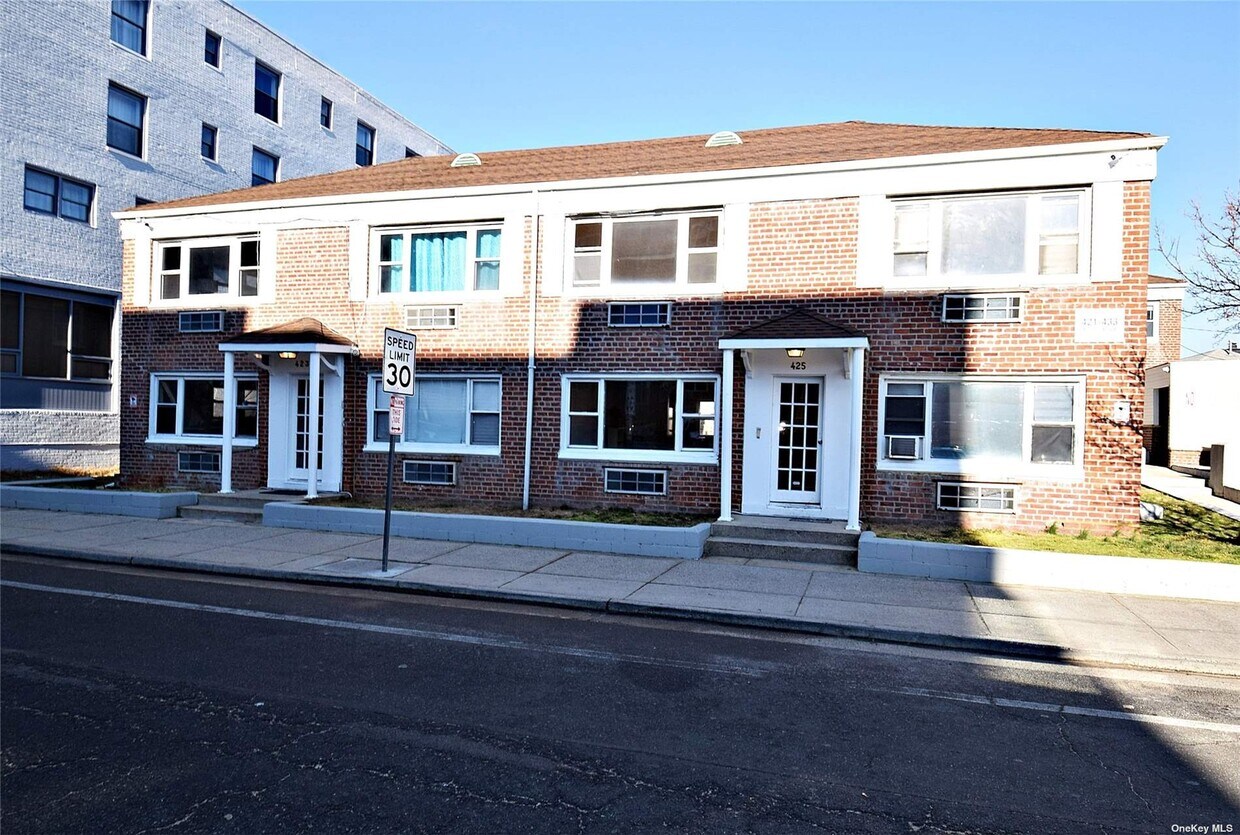 Primary Photo - 425 E Broadway