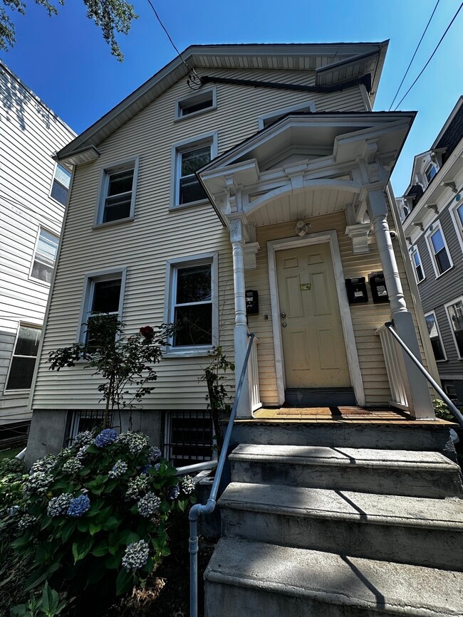 Building Photo - 47 Edwards St