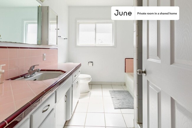 Building Photo - Room in Shared 7 bed/3 bath home