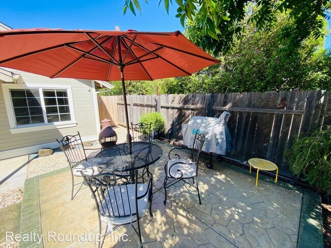 Foto del edificio - 3 br, 2 bath House - 9664 Kent St