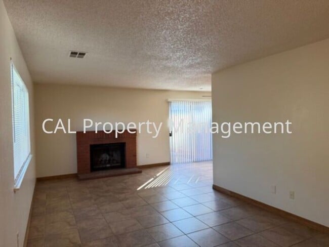 Building Photo - Northgate Village Condo 2 Bed/1 Bath!