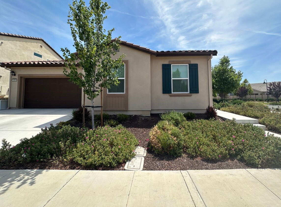 Primary Photo - Stunning 4 Bedroom 3 Bathroom with SOLAR! ...