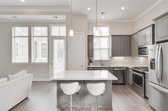 Building Photo - 2103 Naomi St