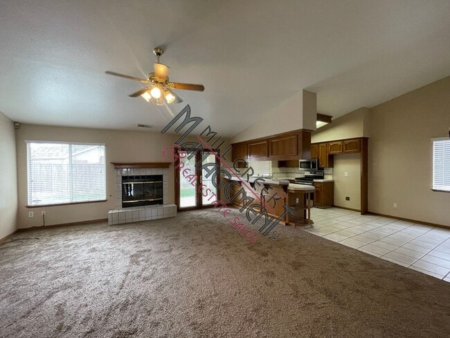 Building Photo - Home in Tulare