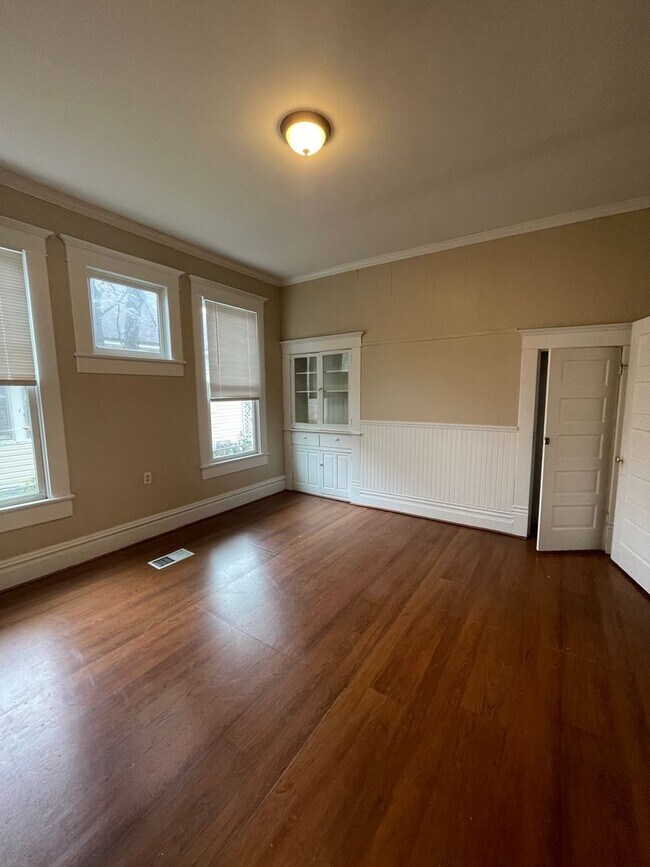 Building Photo - Large floor plan 3/2