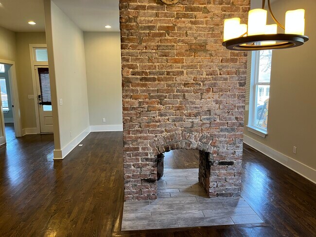 eating area - 323 Valeria St