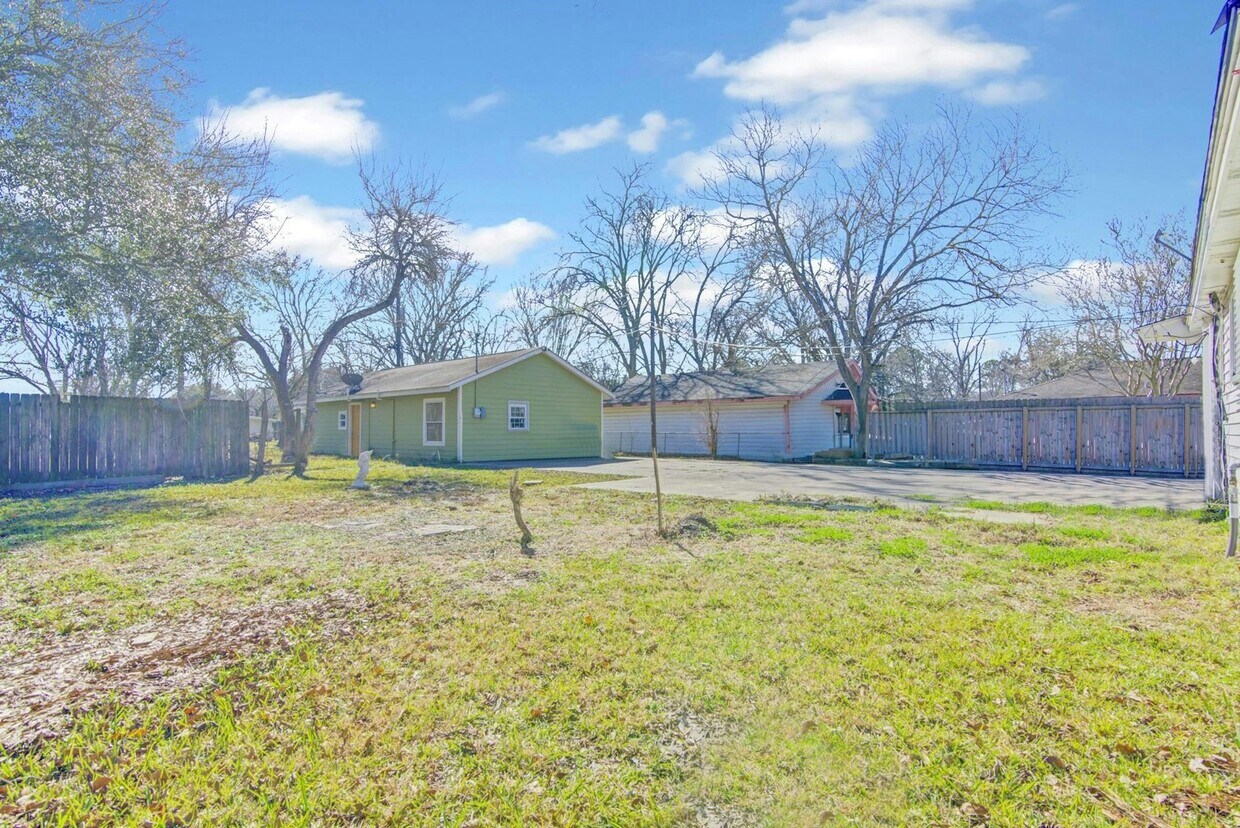 Building Photo - 413 Azalea Drive, Unit 1/2