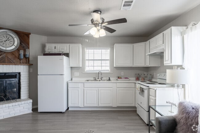 1BR, 1BA - 710SF - Kitchen - Woodside Flats