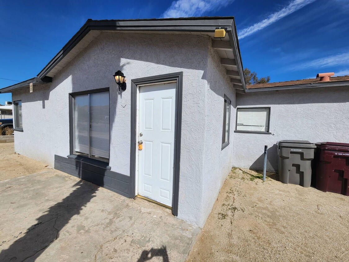 Primary Photo - 6554 El Rey Ave