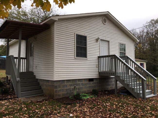 Building Photo - 875 Railroad St