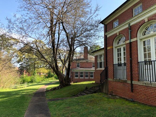 Foto del edificio - 512 N Thomas Rd