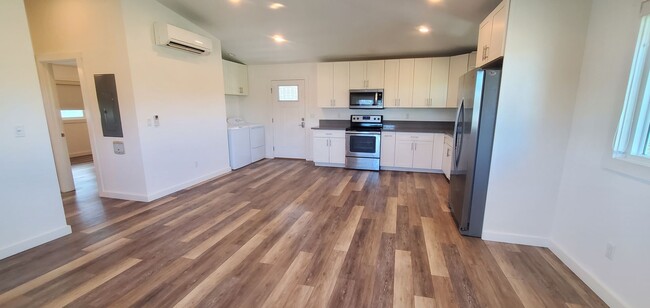 Building Photo - Spacious 2 bed, 1 bath upgraded unit in Ka...