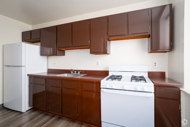 2BR, 1BA - 604SF - Kitchen - Oak Lane Court Apartments