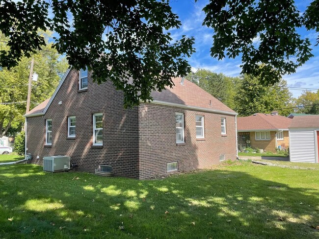 Building Photo - 1808 Elm St