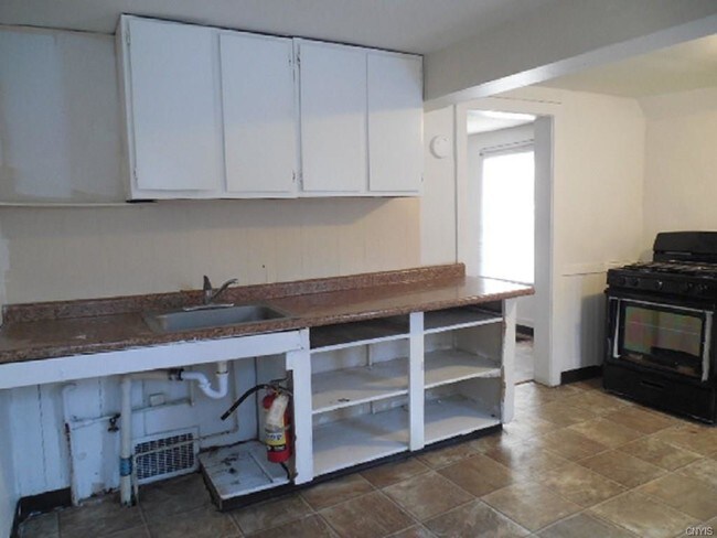 Building Photo - 307 Moulton St