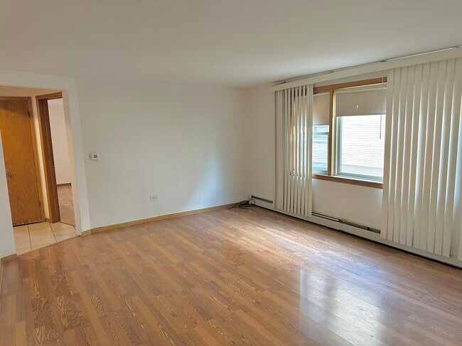 Foto del edificio - 6019 W Diversey Ave