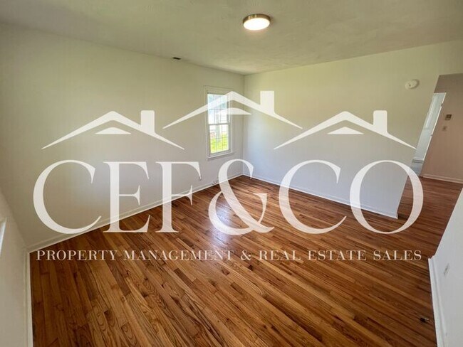 Foto del edificio - Charming 3-Bedroom, 1-Bathroom Home in Cow...