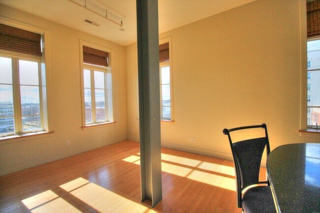 Foto del edificio - Gorgeous Studio Condo On The 4th Floor Of The Kress Building In Downtown Durham!