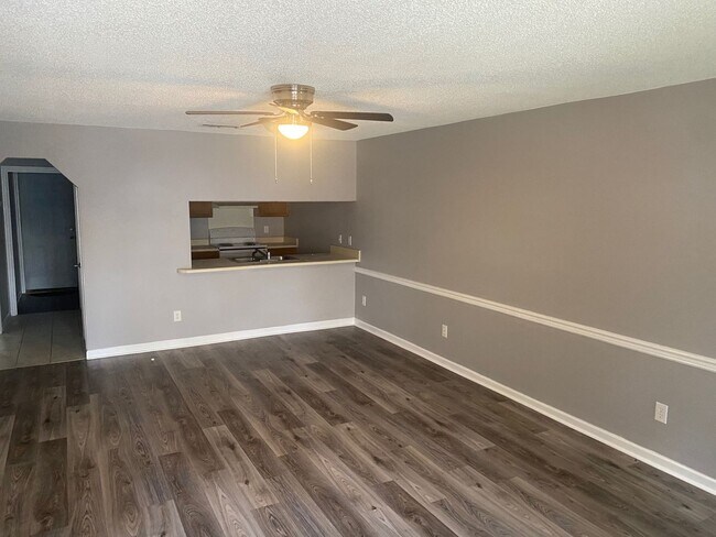 Foto del edificio - Spectacular Freshly Renovated 2 Bedroom 2 ...