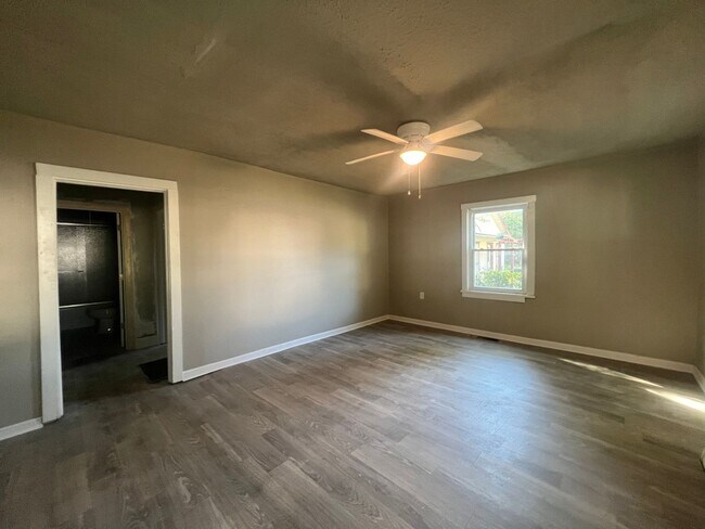 Foto del edificio - Remodeled 2 bedroom house with large yard.