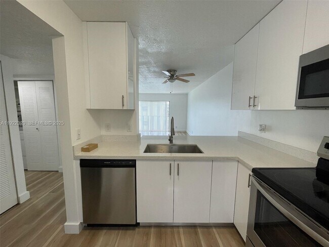 Foto del edificio - 8700 N Sherman Cir