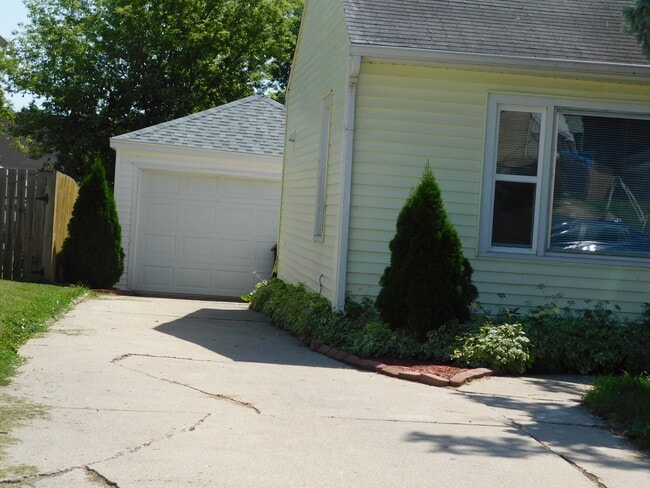 Building Photo - 429 N Trunck Ave
