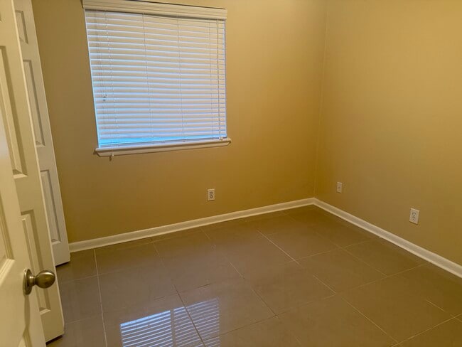 Building Photo - 6211 Longchamp Dr