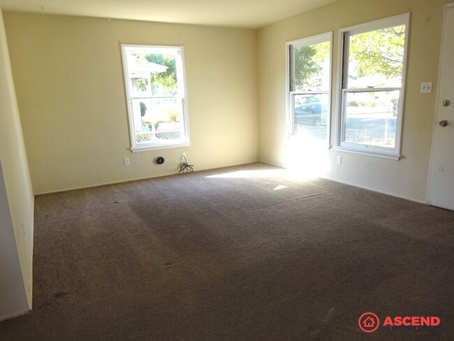 Building Photo - Cute 3 Bedroom Home!