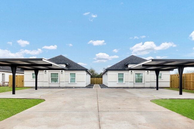 Building Photo - 727 Olivarez St