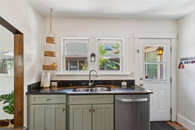 Building Photo - 326 N Logan Ave