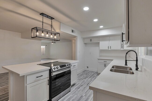 Building Photo - 2110 E Dunbar Dr