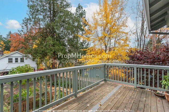 Building Photo - Enchanting 3-Bedroom Townhome in Hillsdale...