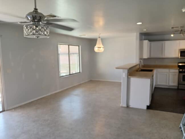 Building Photo - 4 Bedroom Single Family Home in Green Valley