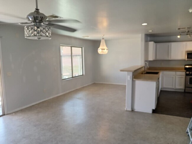 Foto del edificio - 4 Bedroom Single Family Home in Green Valley