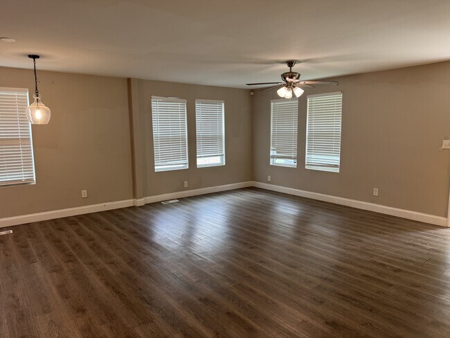 Building Photo - 906 Skyland St