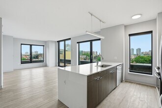 Building Photo - 1021 W Addison St