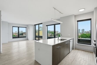 Building Photo - 1021 W Addison St