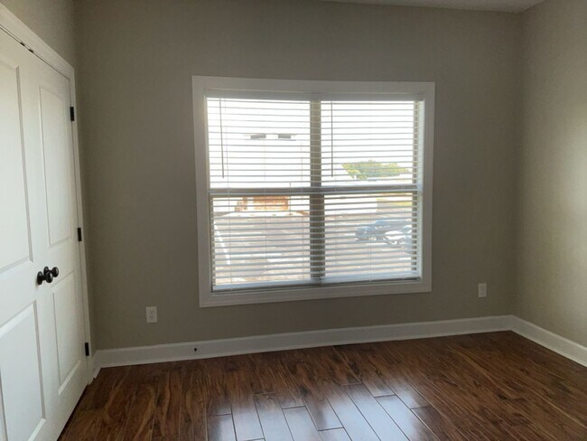 Building Photo - 145 Bruin Dr