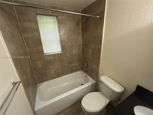Building Photo - 2880 Pine Tree Dr